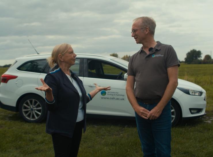 Deborah Meaden (left) and Charlie Stratford, UKCEH (right) in discussion