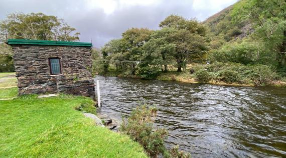 65001 Glaslyn at Beddgelert, looking upstream at gauging station hut and gauge board. October 2022