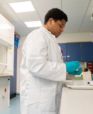 Fred Duarte working in Atmospheric analysis facility in Edinburgh